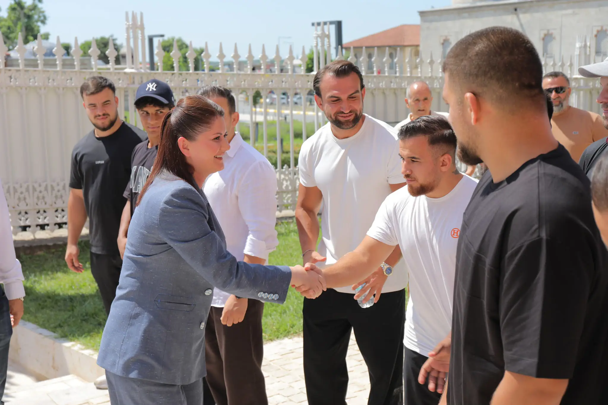 BAŞKAN FİLİZ GENCAN, 665. KIRKPINAR BAŞPEHLİVANI ERKAN TAŞ VE EDİRNELİ PEHLİVANLARI BELEDİYEDE AĞIRLADI galeri görseli